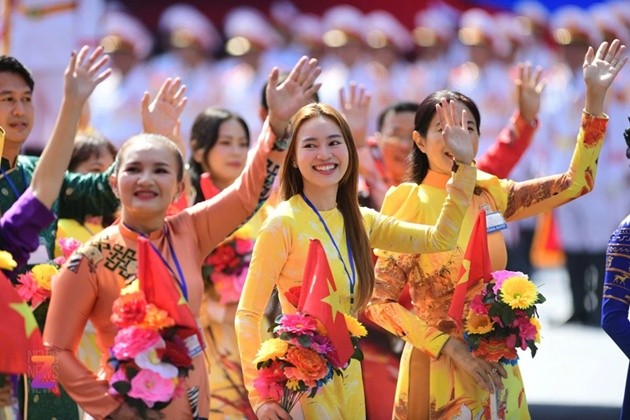 Nghệ sĩ Lan Ngọc cùng các đồng nghiệp rạng rỡ trong tà áo dài truyền thống. Ảnh: Znews