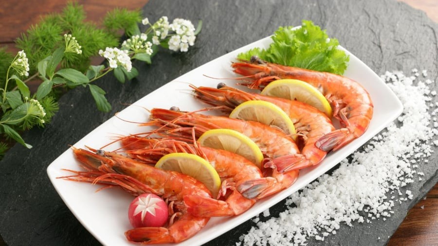 Một đĩa tôm luộc đỏ au chắc thịt thơm ngon sẽ là điểm nhấn trong bữa ăn
