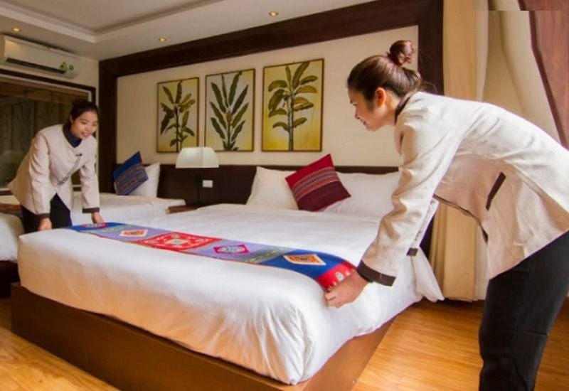 Tấm vải trải ngang ở cuối là một trong những điểm khác nhau lớn nhất giữa giường ngủ trong phòng ở nhà và giường khách sạn