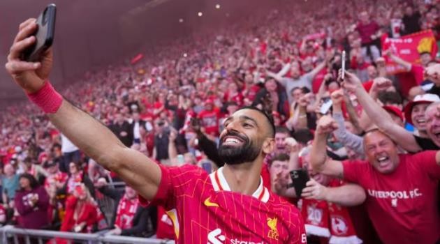 Salah ăn mừng cùng các cổ động viên Liverpool.