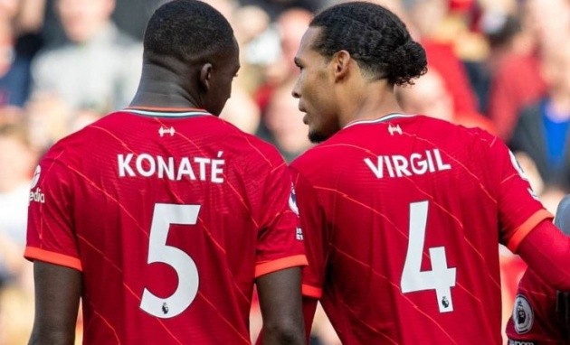 Bộ đôi Konate và Van Dijk.
