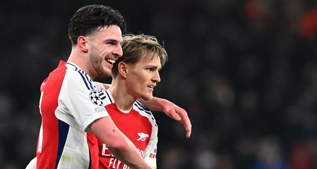 Hàng tiền vệ Arsenal sở hữu khả năng pressing ấn tượng, tranh chấp mạnh mẽ và đặc biệt nguy hiểm trong các pha bóng cố định.