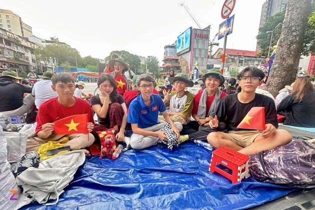 Nhiều bạn trẻ háo hức đón xem lễ diễu binh từ sáng 29. Ảnh: Znews.
