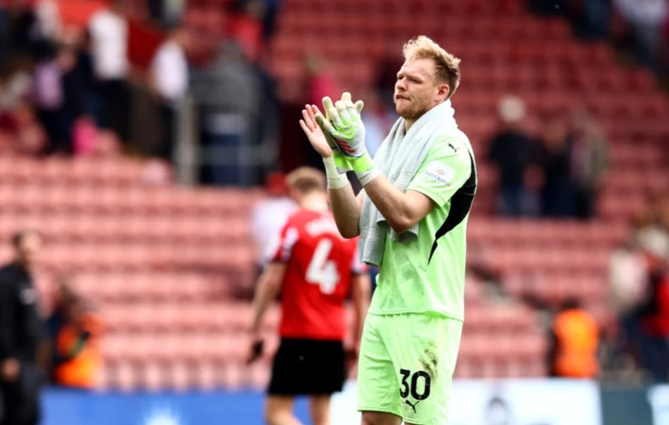 Ben Foster khuyên Chelsea nên chiêu mộ Aaron Ramsdale.