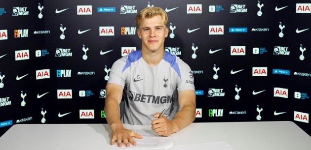 Lucas Bergvall ký hợp đồng mới với Tottenham.
