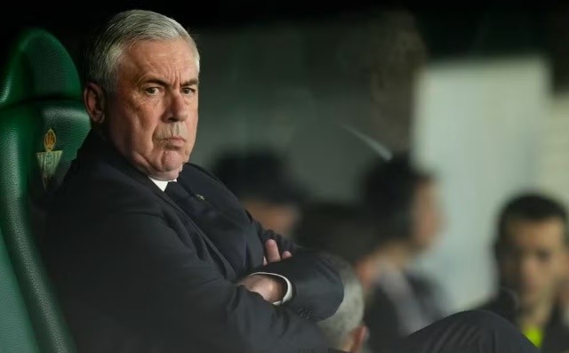Ancelotti đang gặp khó.