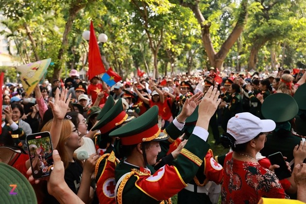 Các nữ chiến sĩ Quân y nhảy dân vũ cùng người dân. Ảnh: Znews.