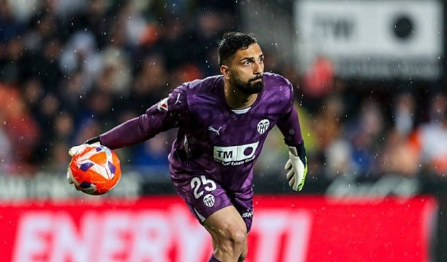 Mamardashvili đang chơi theo dạng cho mượn tại Valencia.