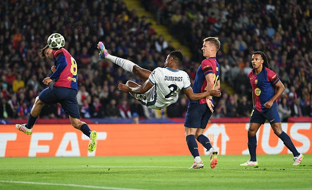 Inter cầm chân Barca trong trận cầu 6 bàn thắng.