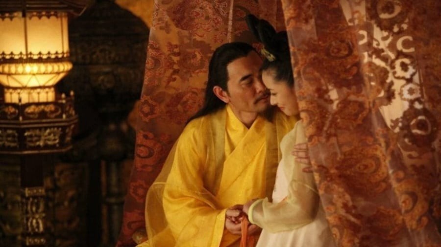 Cuối cùng, các phi tần không được tự do rời khỏi Tử Cấm Thành, và khi được ra ngoài, họ buộc phải có cung nữ hoặc thái giám đi kèm. 