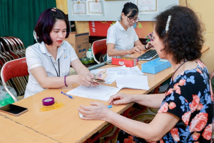 Người lao động 60 tuổi chưa đáp ứng điều kiện được hưởng trợ cấp hưu trí xã hội và thêm điều kiện là chưa đủ điều kiện hưởng lương hưu mà không bảo lưu hoặc nhận bảo hiểm xã hội 1 lần thì được trợ cấp hằng tháng