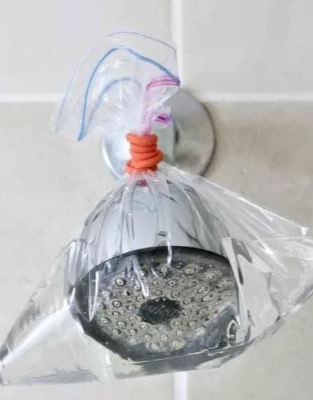 Sau một thời gian dài sử dụng, vòi nước sẽ tích tụ cặn bẩn và cặn nước, không chỉ làm mất thẩm mỹ mà còn gây khó khăn trong việc vệ sinh.