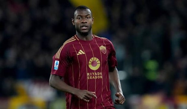 Arsenal theo đuổi Evan N'Dicka.