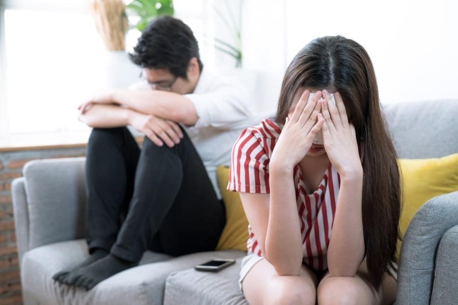Khi vụ ngoại tình bị phát hiện, thay vì tìm cách an ủi và bù đắp cho vợ, người đàn ông lại cảm thấy hối hận vì đã làm tổn thương người tình bên ngoài.