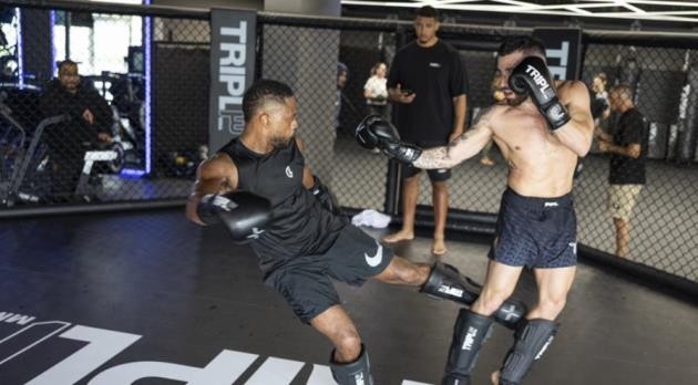 Evra thử sức ở môn MMA.