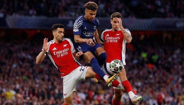 Arsenal vẫn còn trận lượt về bán kết Champions League với PSG.
