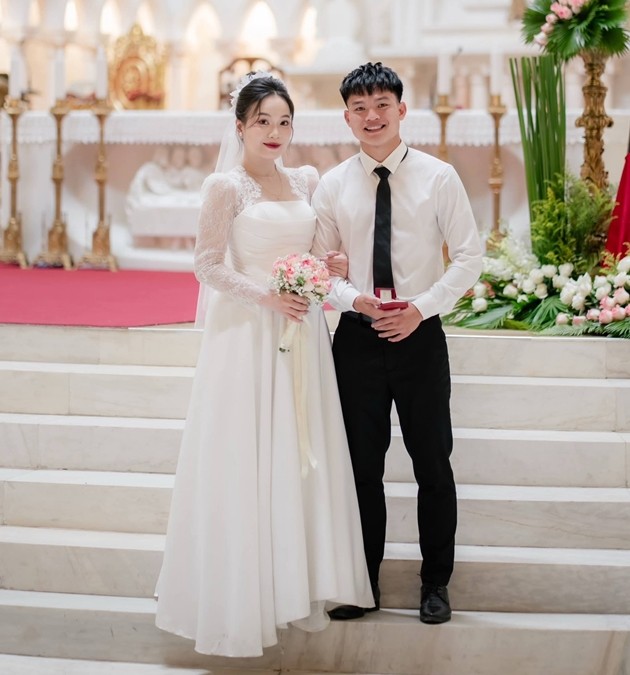Hồ Văn Cường vừa kết hôn với Nguyễn Linh. Ảnh: NVCC.