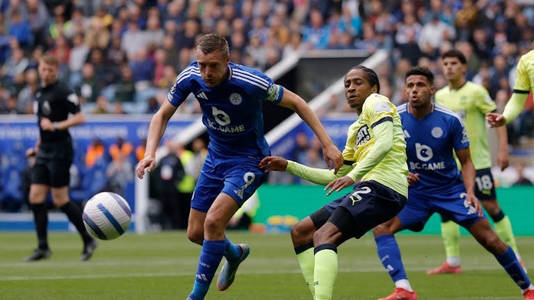 Vardy vừa ghi bàn cho Leicester.