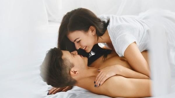 Khoảng hai tuần trước kỳ kinh nguyệt, mức độ hormone estrogen trong cơ thể phụ nữ bắt đầu tăng mạnh để chuẩn bị cho quá trình rụng trứng. 