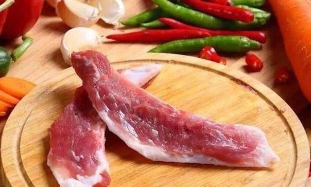 Nhiều người có thể không biết đến phần thịt đặc biệt này chỉ qua tên gọi, nhưng xương lưỡi liềm thực sự nằm tại giao điểm của các chân trước của con lợn, gần một chiếc xương có hình dáng giống lưỡi liềm.