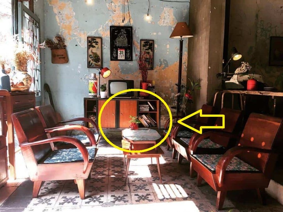 Trong phong thủy, việc đặt những đồ vật linh tinh dưới gầm bàn uống nước có thể gây ảnh hưởng xấu đến tài lộc và vận khí của gia chủ.
