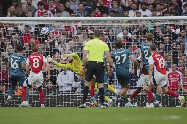 Bournemouth gỡ hòa 1-1.