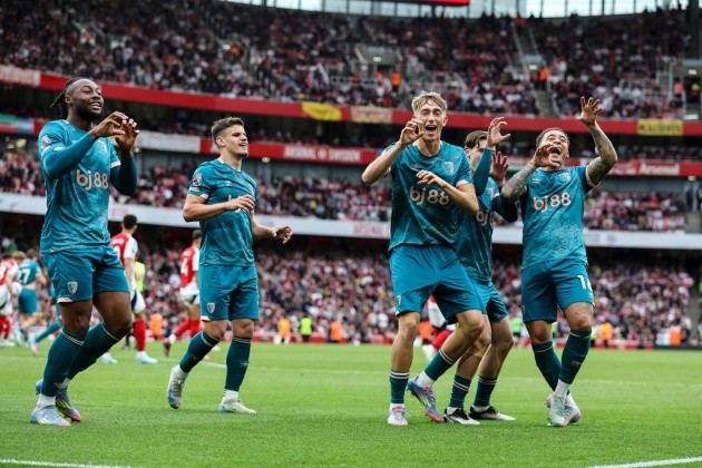 Bournemouth đánh bại Arsenal 2-1.