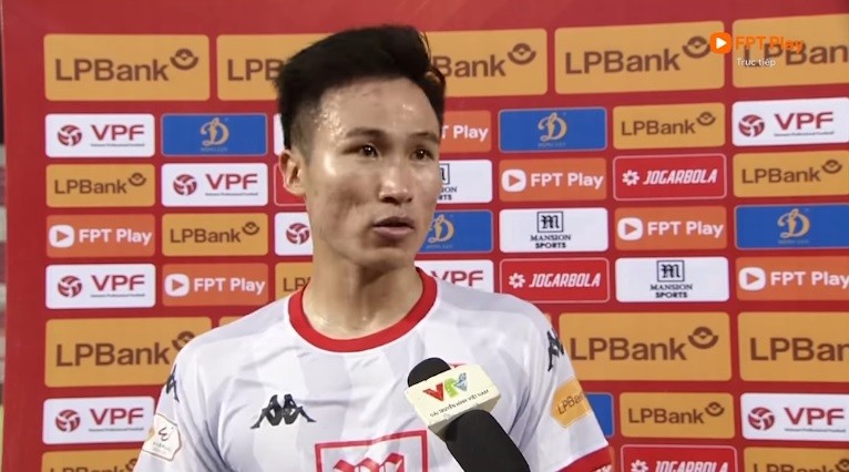 Triệu Việt Hưng trả lời phỏng vấn sau trận đấu.