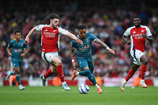 Arsenal thua ngược ngay trên sân nhà.
