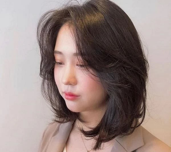 Tóc ngang vai cắt bằng hoặc tỉa nhẹ, kết hợp uốn sóng lơi hoặc duỗi cúp nhẹ, sẽ luôn là lựa chọn tinh tế