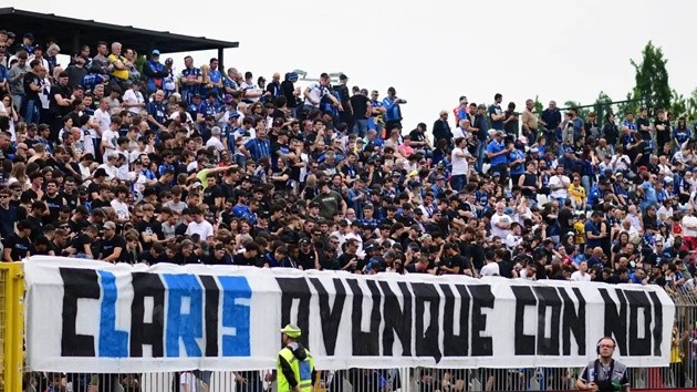CĐV Atalanta tưởng nhớ một người hâm mộ trên khán đài