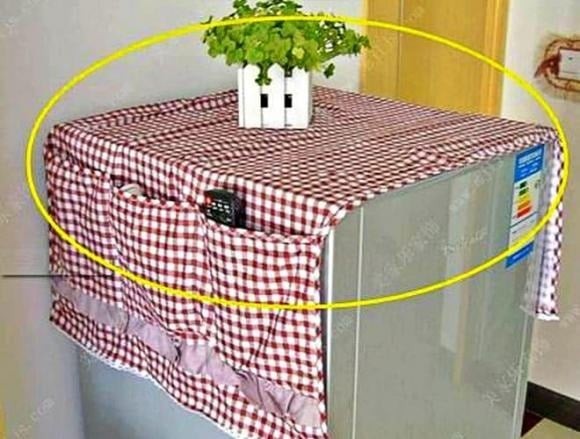 Nhiều gia đình có thói quen phủ khăn hoặc vải lên nóc tủ lạnh để chống bụi và tăng tính thẩm mỹ.