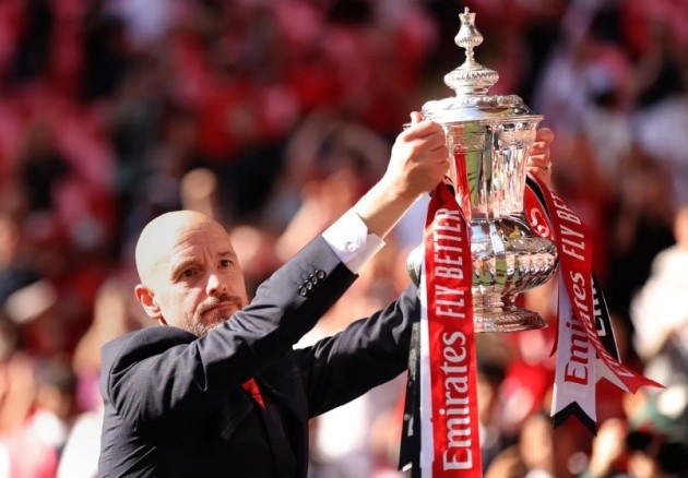 Ten Hag với danh hiệu FA Cup cùng Man United.