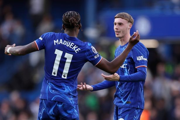 Noni Madueke khoe tài lẻ nhảy múa đến các đồng đội trong phòng thay đồ Chelsea.