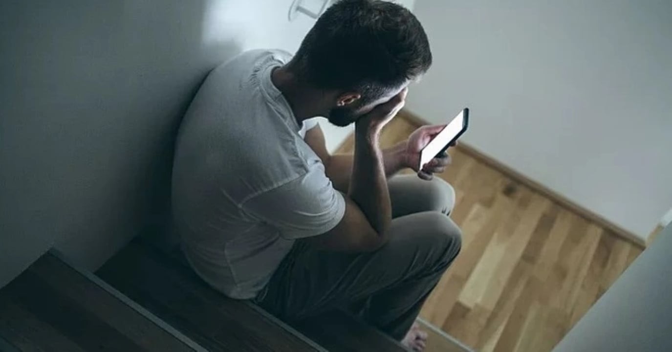 Khi chồng ngoại tình sẽ thường xuyên lén lút khi nghe điện thoại, xem tin nhắn. (Ảnh minh họa)