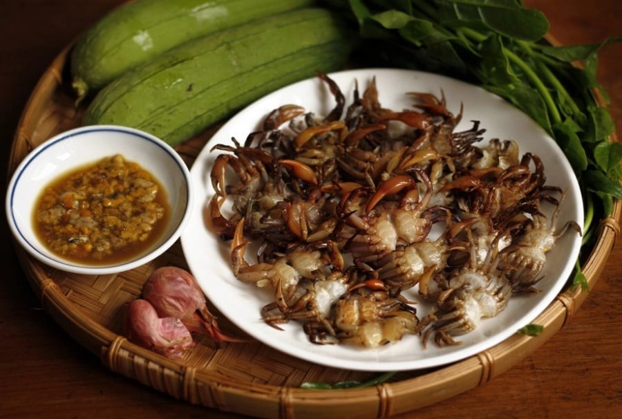 Sau khi mua cua về, bạn nên sơ chế ngay để thịt cua được tươi ngon nhất, tránh để lâu sẽ dễ bị tanh.