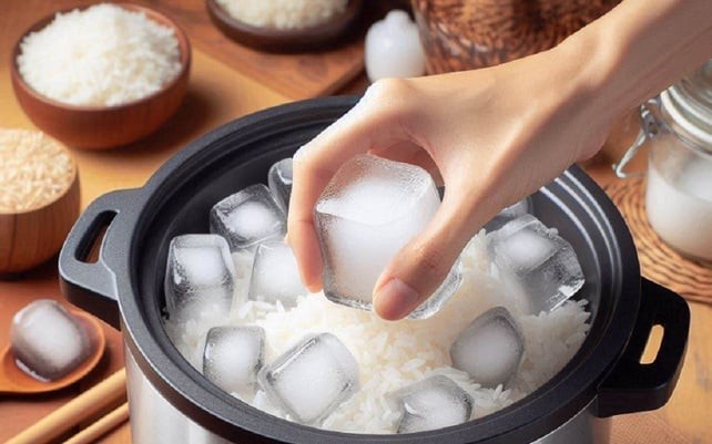 Thả viên đá lạnh vào nồi nấu cơm: Cơm để cả ngày vẫn dẻo ngon, giữ 90% dinh dưỡng