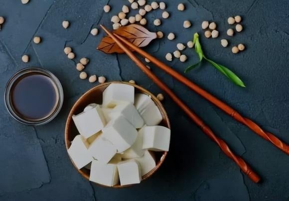 Nhiều người lo ngại rằng đậu phụ có thể gây sỏi thận do chứa purine, canxi và axit oxalic – các chất liên quan đến hình thành sỏi.