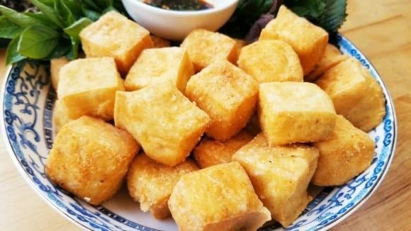 Đậu phụ là món ăn rất tốt cho gan nhờ chứa protein thực vật dễ tiêu hóa, ít chất béo bão hòa và không có cholesterol.