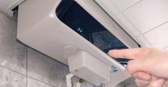 Có nhiều ý kiến trái chiều về việc có nên rút phích cắm bình nước nóng hay không.