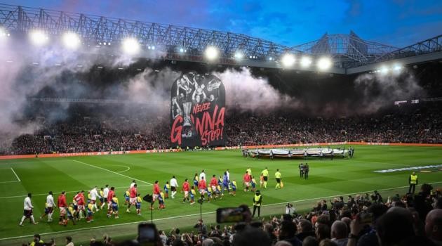 Tifo của MU ở trận gặp Lyon.
