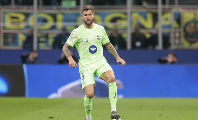 Inigo Martinez cho biết không nhổ nước bọt vào Francesco Acerbi.