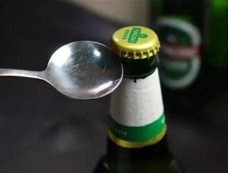 Không có đồ khui? Một chiếc muỗng bình thường cũng có thể “giải cứu” bạn trong tích tắc!