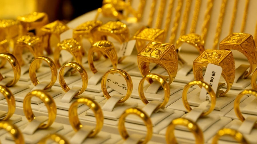 Vàng nhẫn và trang sức trưng bày tại một cửa hàng vàng – giá vàng trong nước ngày 7/5 đã tăng mạnh, vượt mốc 122 triệu đồng/lượng, thu hút sự chú ý của nhà đầu tư.