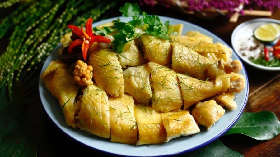Bạn có thể cho vài lát gừng, hành tím hoặc một chút muối vào nồi nước luộc để giúp gà thêm phần thơm ngon.