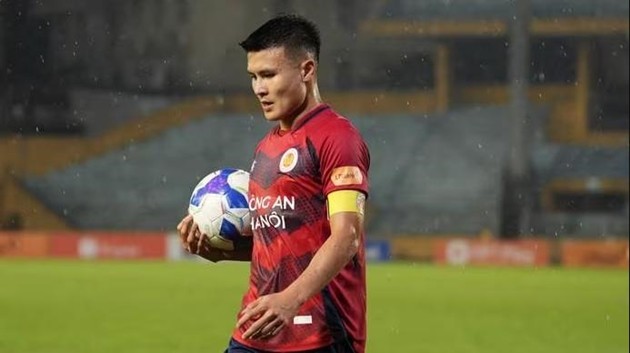 Quang Hải lỡ hẹn với Man United.