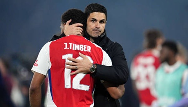 Arteta và các học trò nhận thất bại trước PSG.