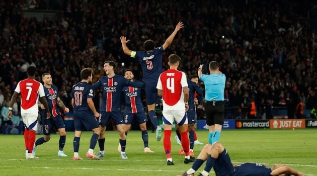 Arsenal lại có thêm mùa bóng trắng tay.