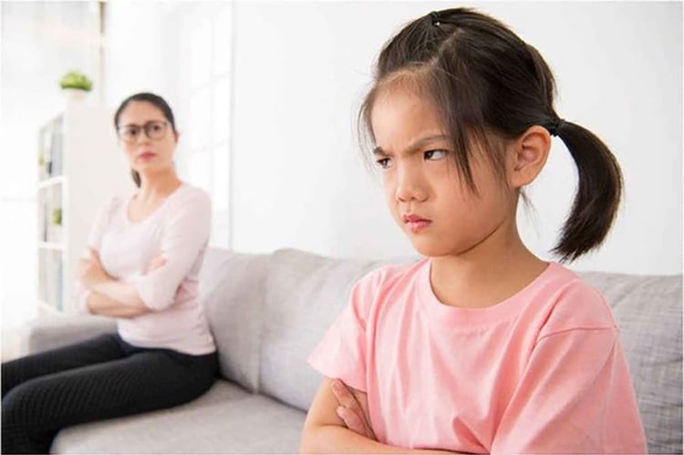 Việc một đứa trẻ dám “cãi lại” phản ánh rằng cha mẹ không dùng biện pháp giáo dục hà khắc để bóp nghẹt suy nghĩ cá nhân.