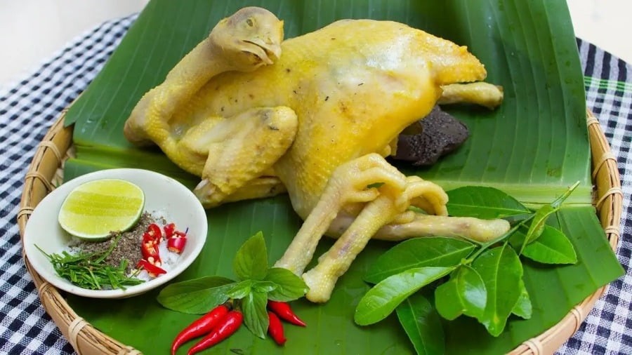 Khi luộc gà mà không chú ý, bạn có thể gặp phải tình trạng nước luộc gà bị đục và có lớp váng nhớt nổi lên.